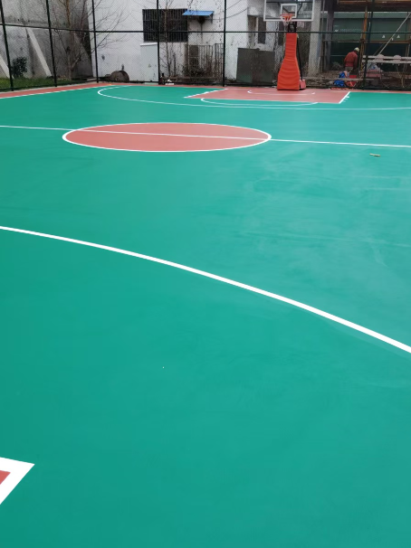 西平 球场长期使用易出现地面开裂
